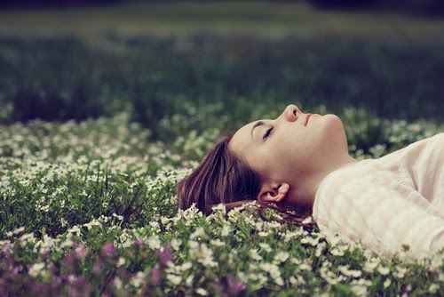 bcfd2-tumbrl_deitada_na_grama