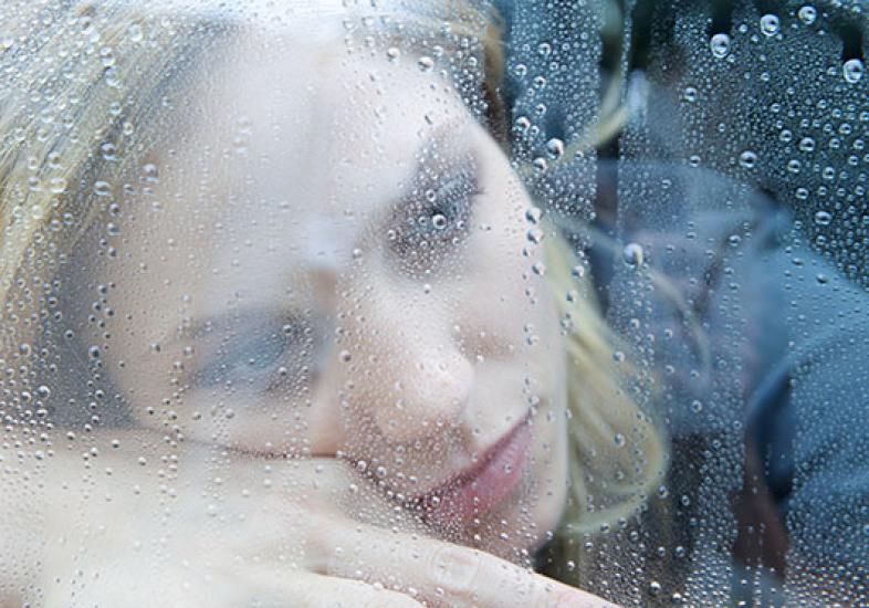 mulher-triste-olhando-a-chuva-56672