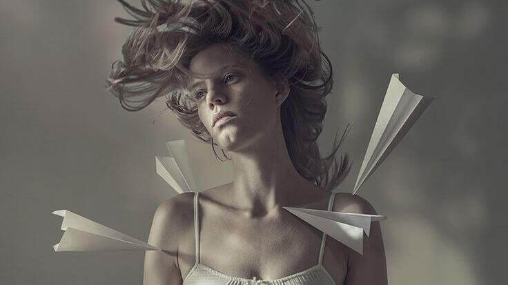 mujer-con-aviones-de-papel-en-el-cuerpo