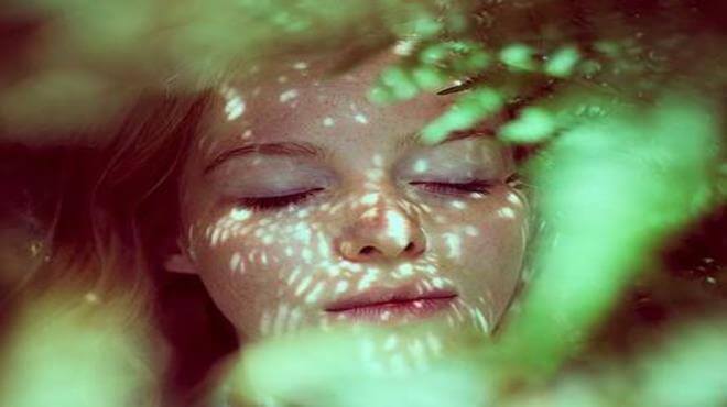 mujer-sonriendo-envuelta-en-helechos-2-2